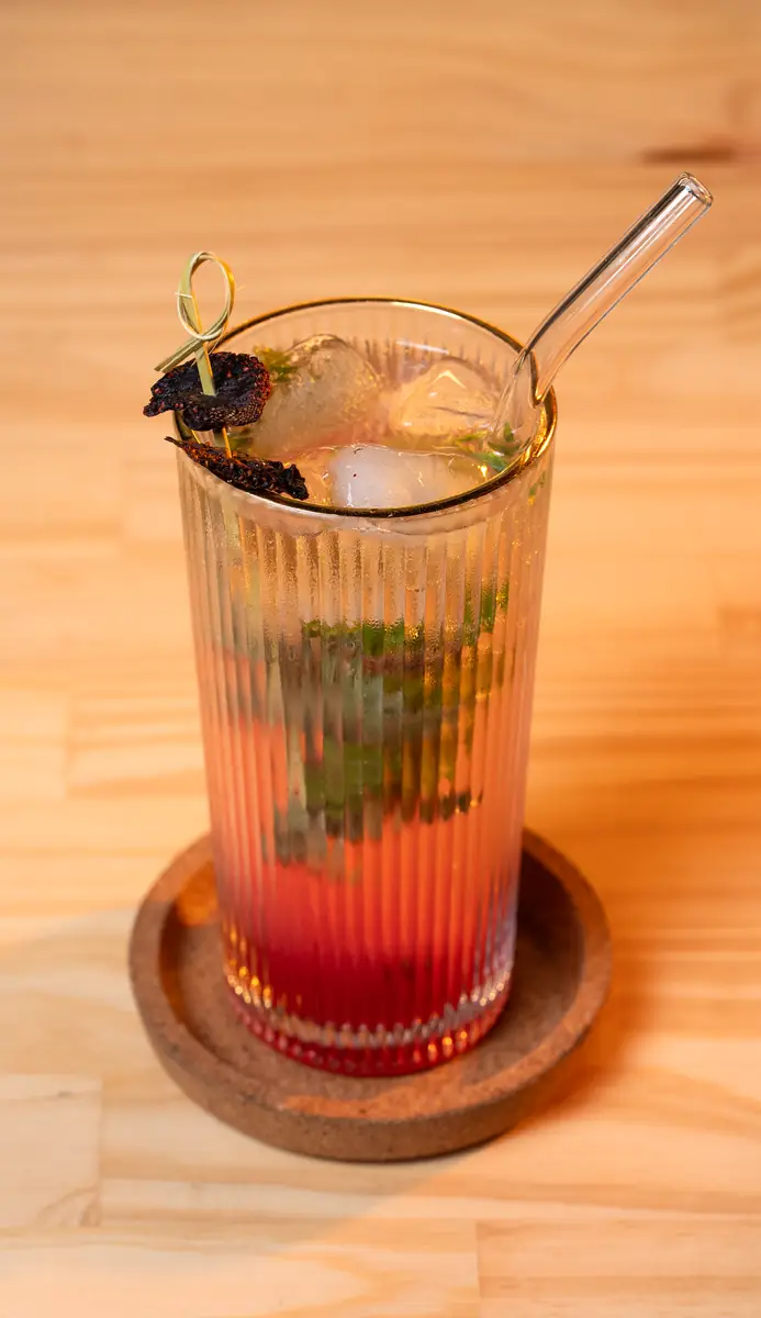 Berry drink with mint in a ribbed glass