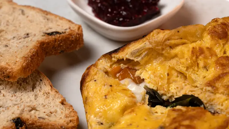 Omelette with toast and jam